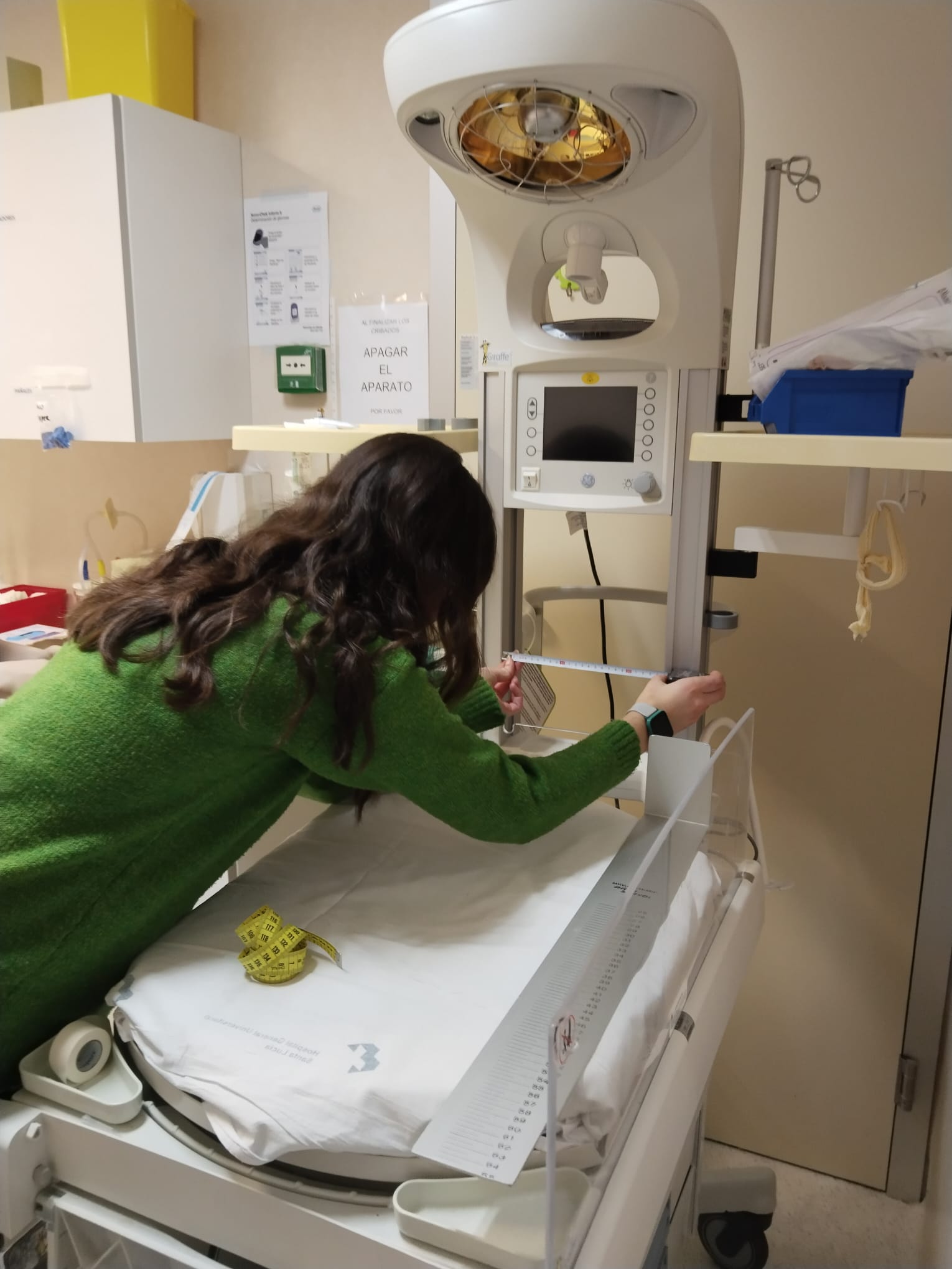 NeoClip: Soporte de identificación de recién nacido en cuna hospitalaria - Fotografía 2