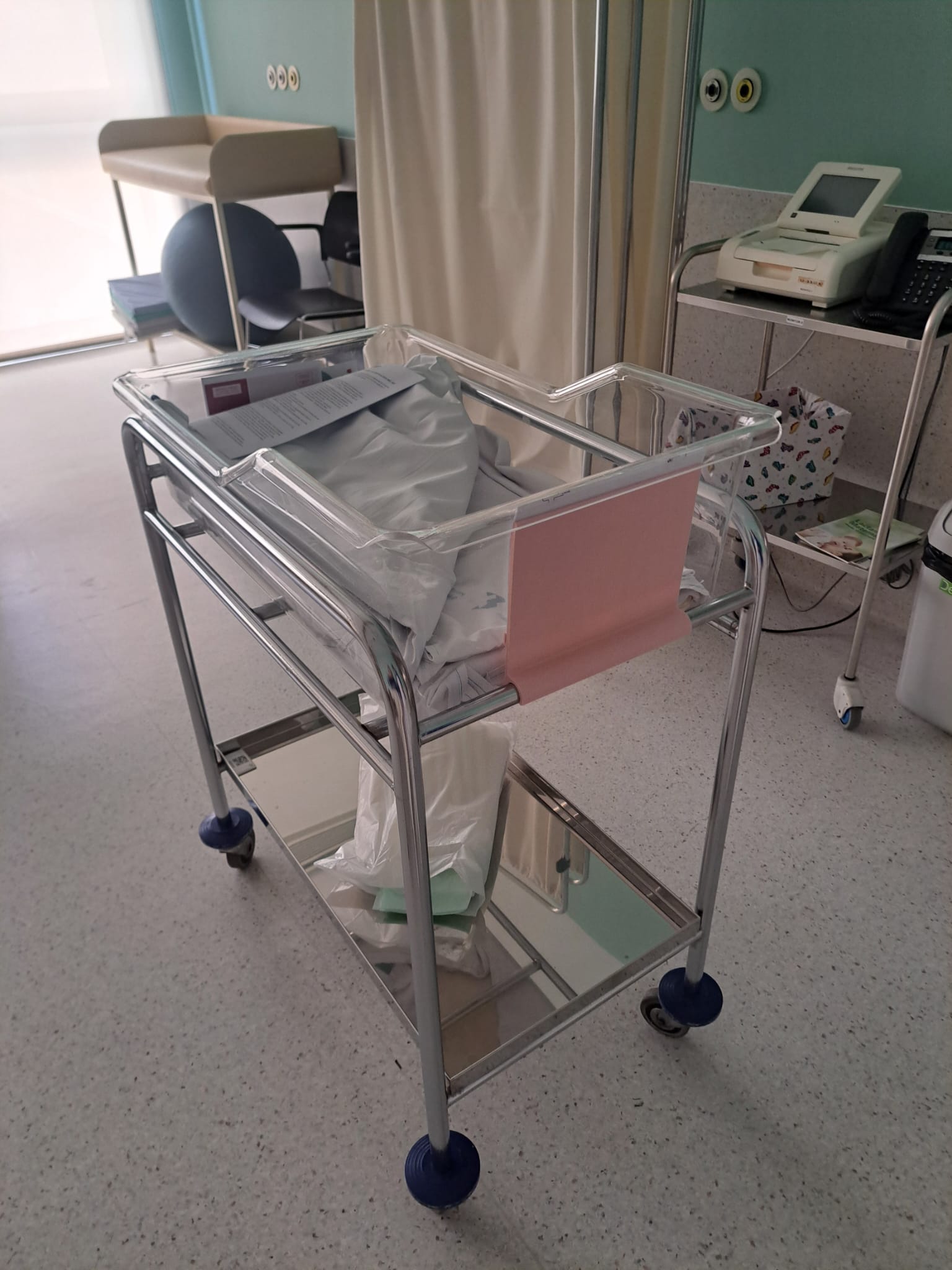 NeoClip: Soporte de identificación de recién nacido en cuna hospitalaria - Fotografía 3